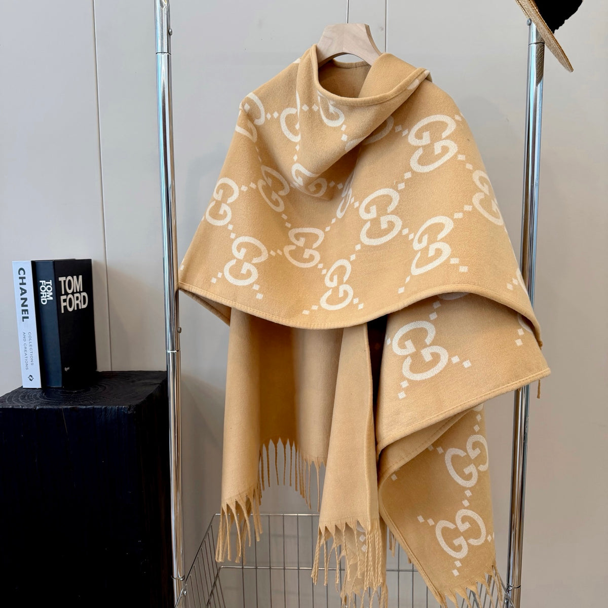 W1R86B58 Fashion cape