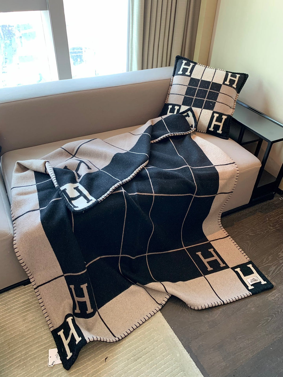 W1R86H105 Popular blankets, throw pillow