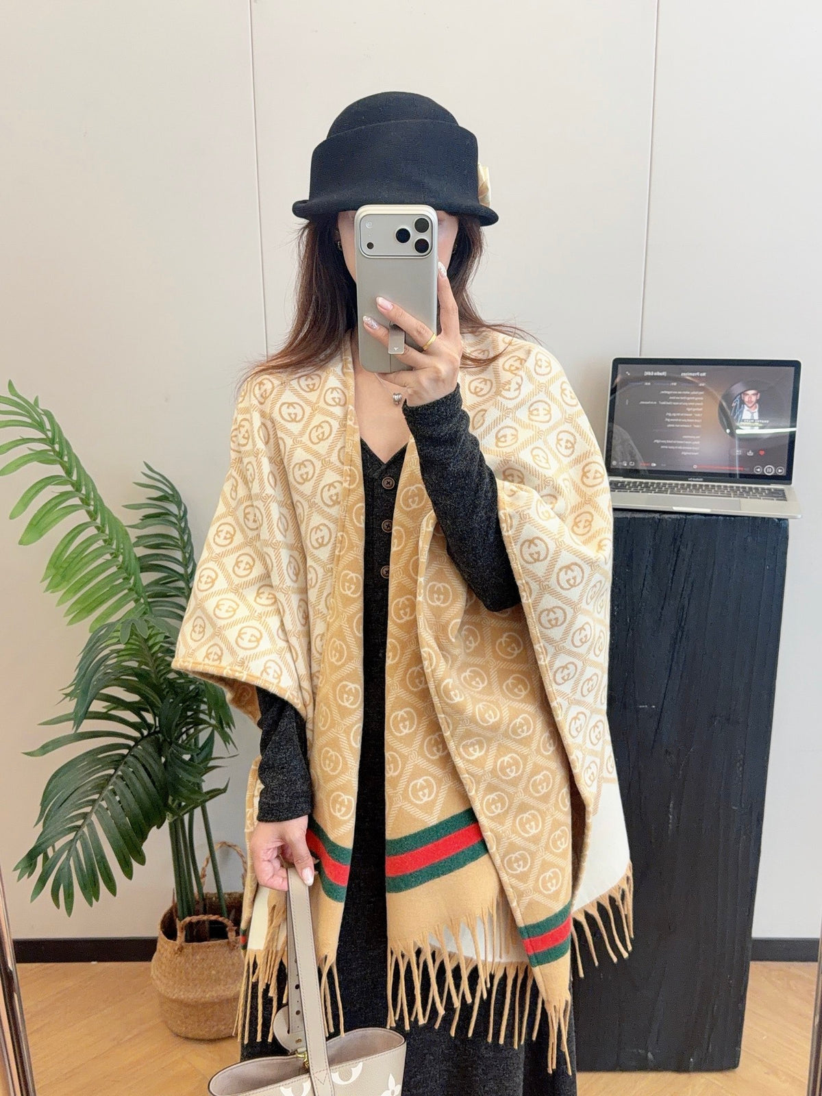 W1R86B41 Fashion cape