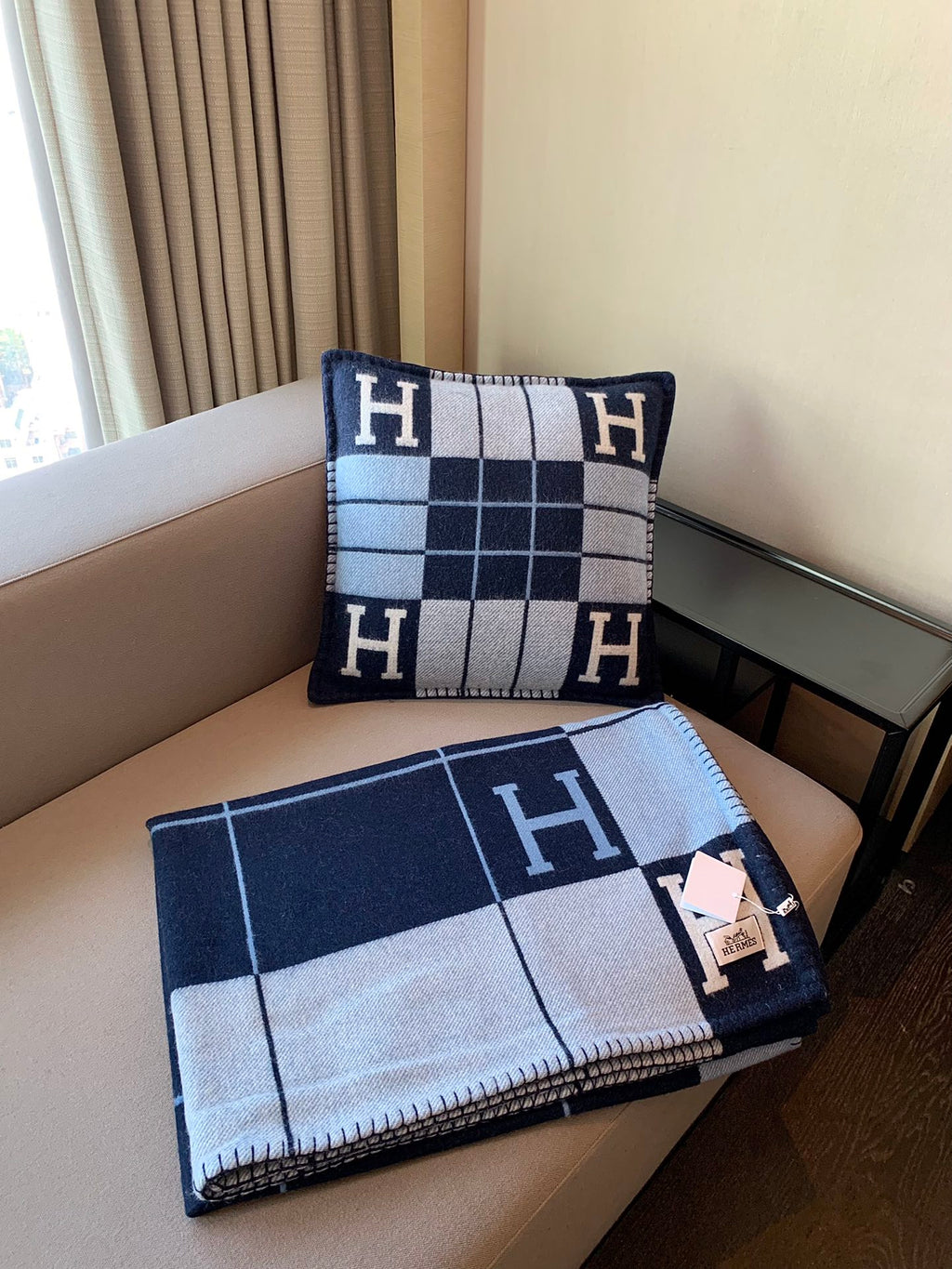 W1R86H105 Fashion blankets, throw pillow