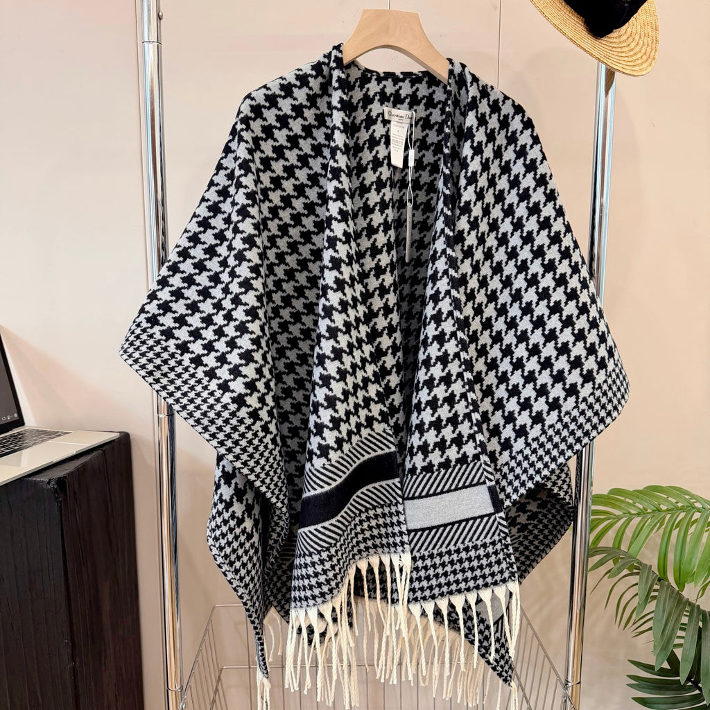 W1R86D64 Fashion cape