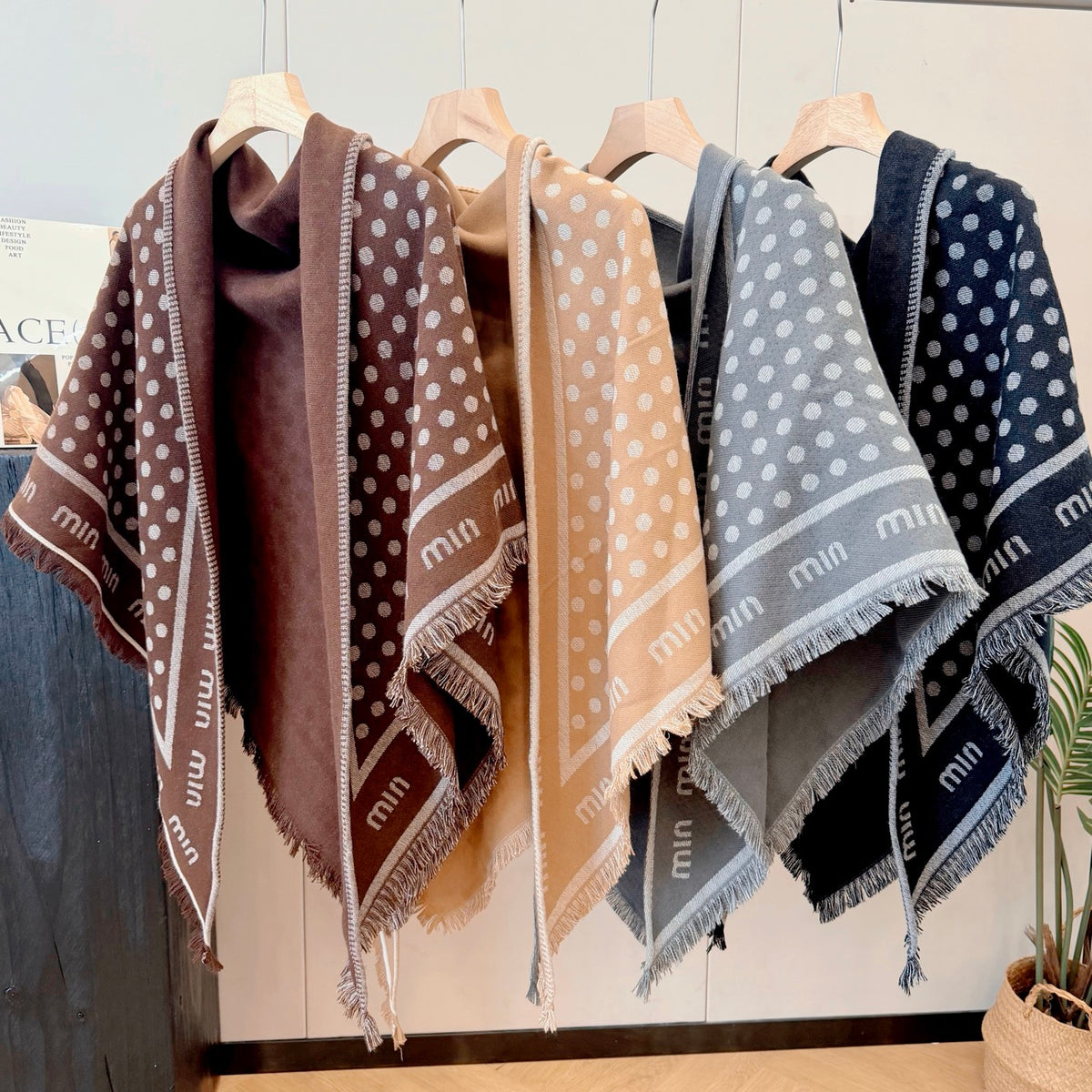 W1R86A100 Fashion Triangular shawl
