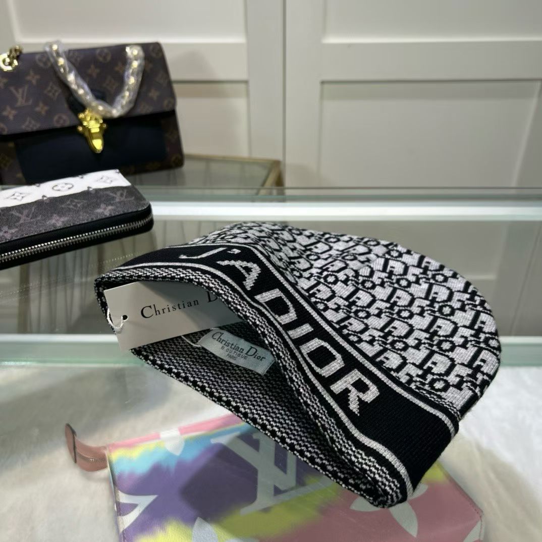 M1R86D33 Fashion hats