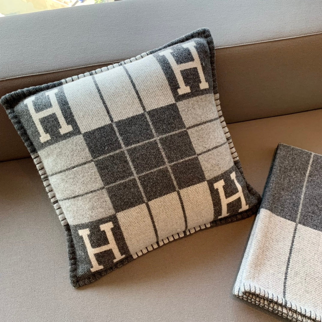 W1R86H105 Popular blankets, throw pillow