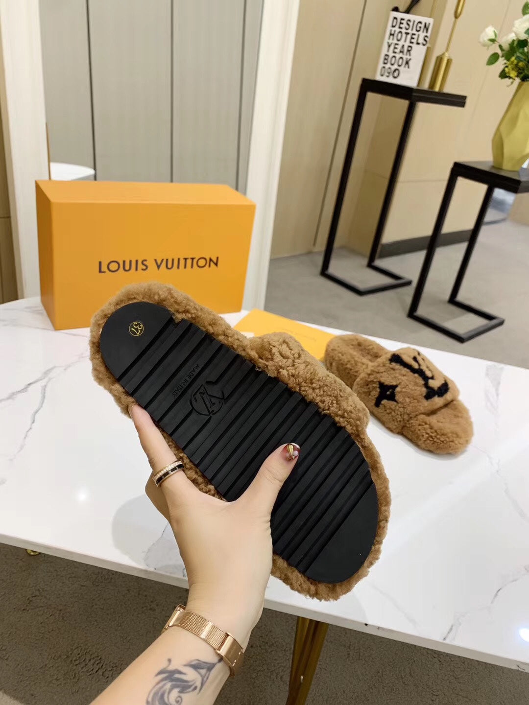 Z2P106E20 Fashion high-quality shoes