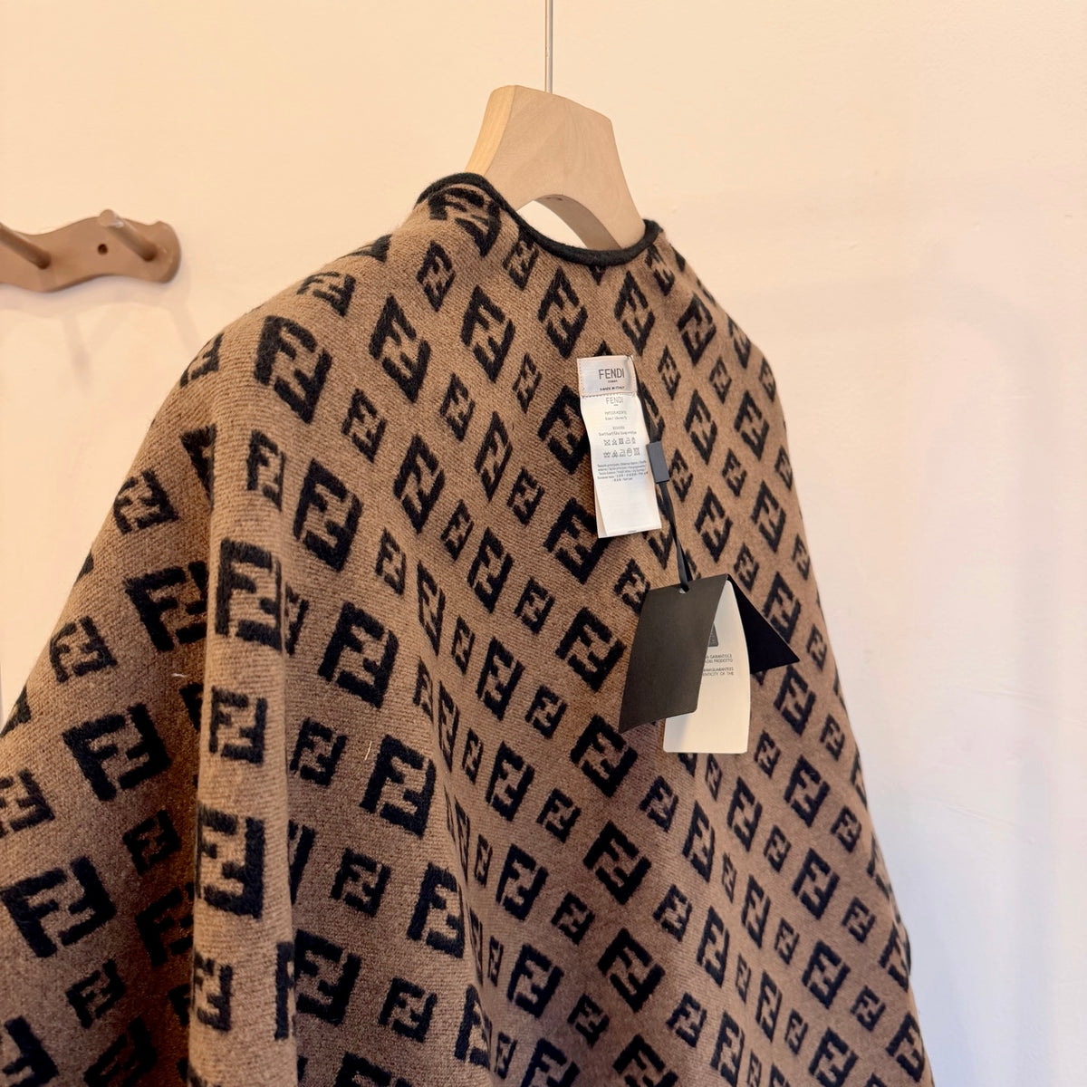 W1R86F79 Fashion cape