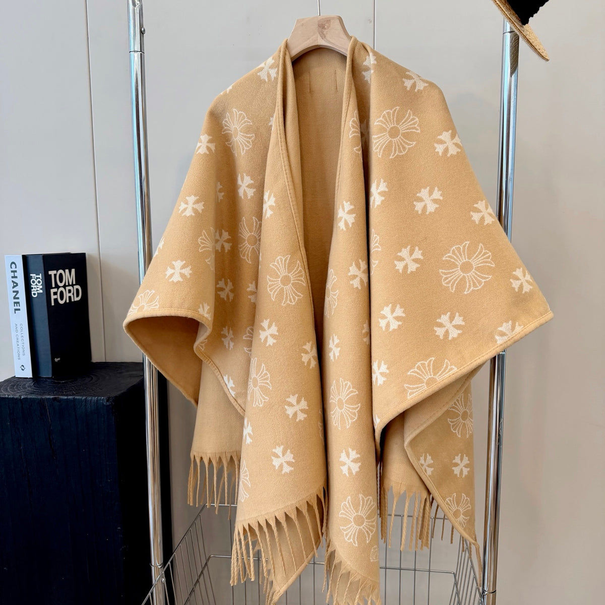 W1R86A57 Fashion cape
