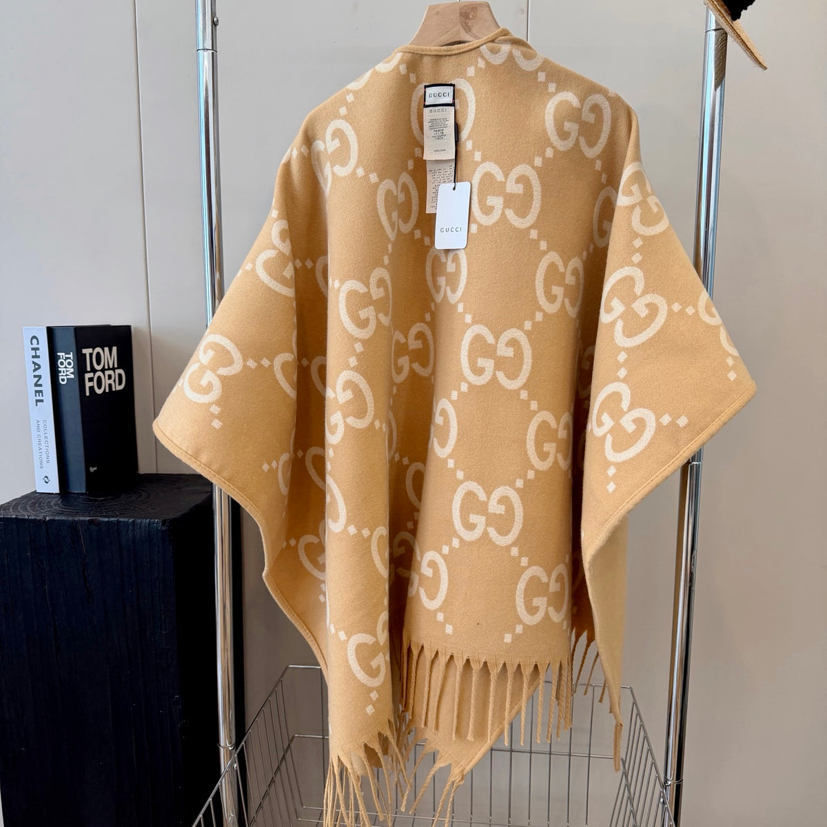 W1R86B58 Fashion cape