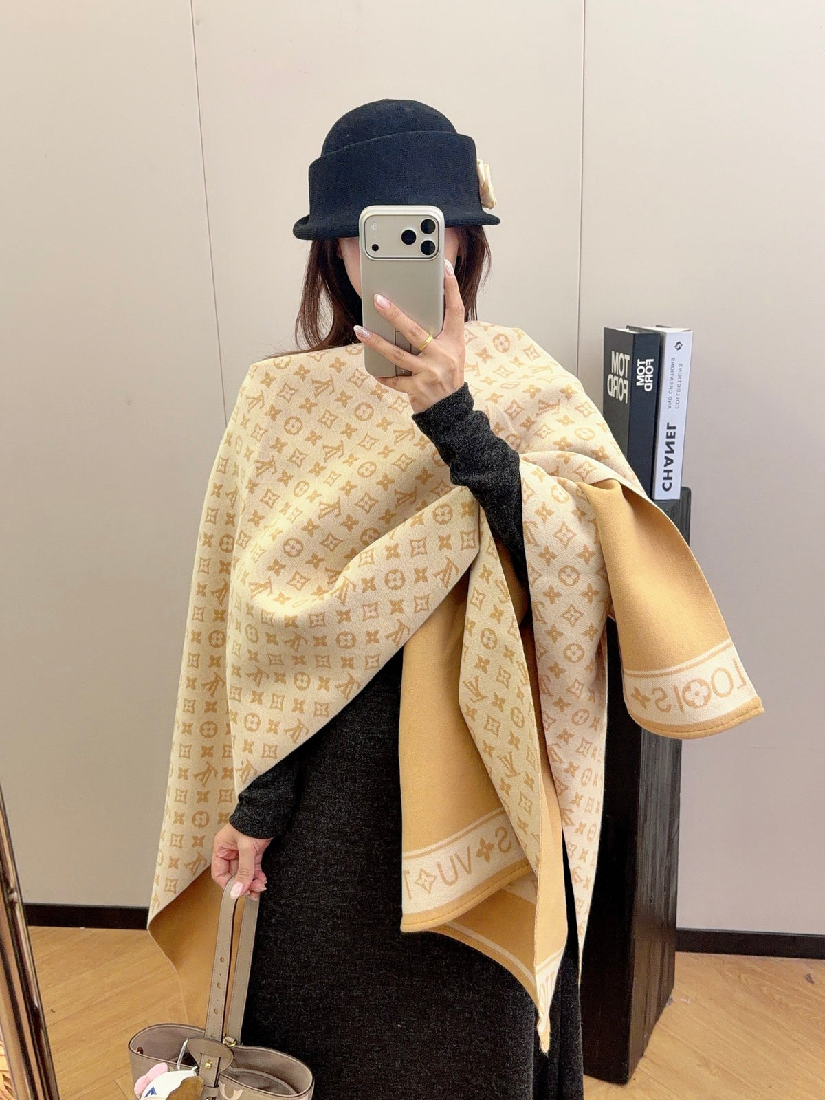 W1R86E63 Fashion cape