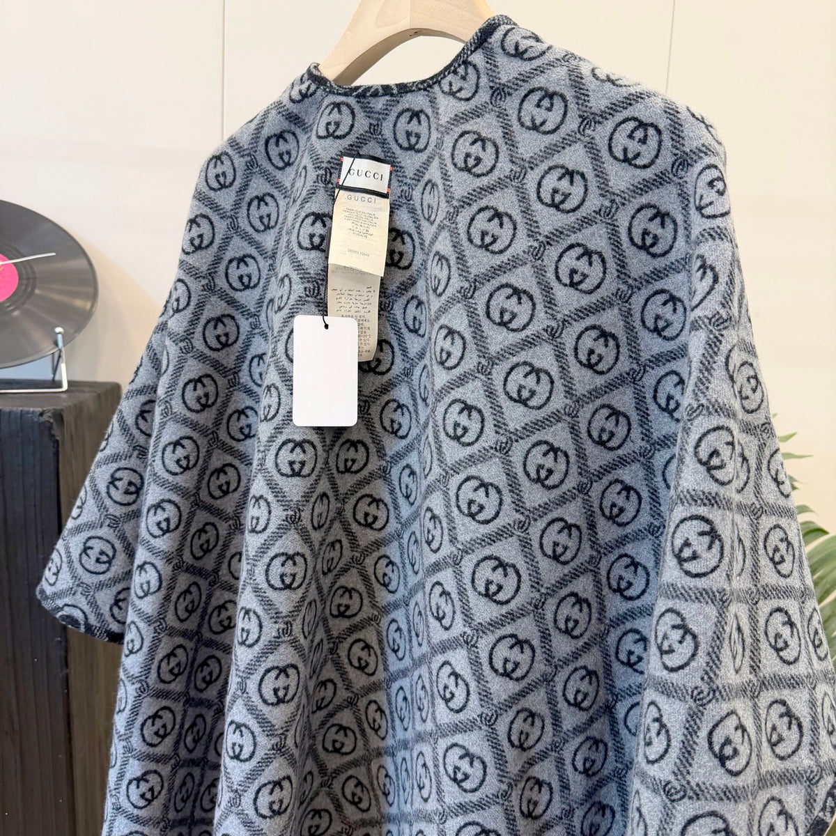W1R86B75 Fashion cape