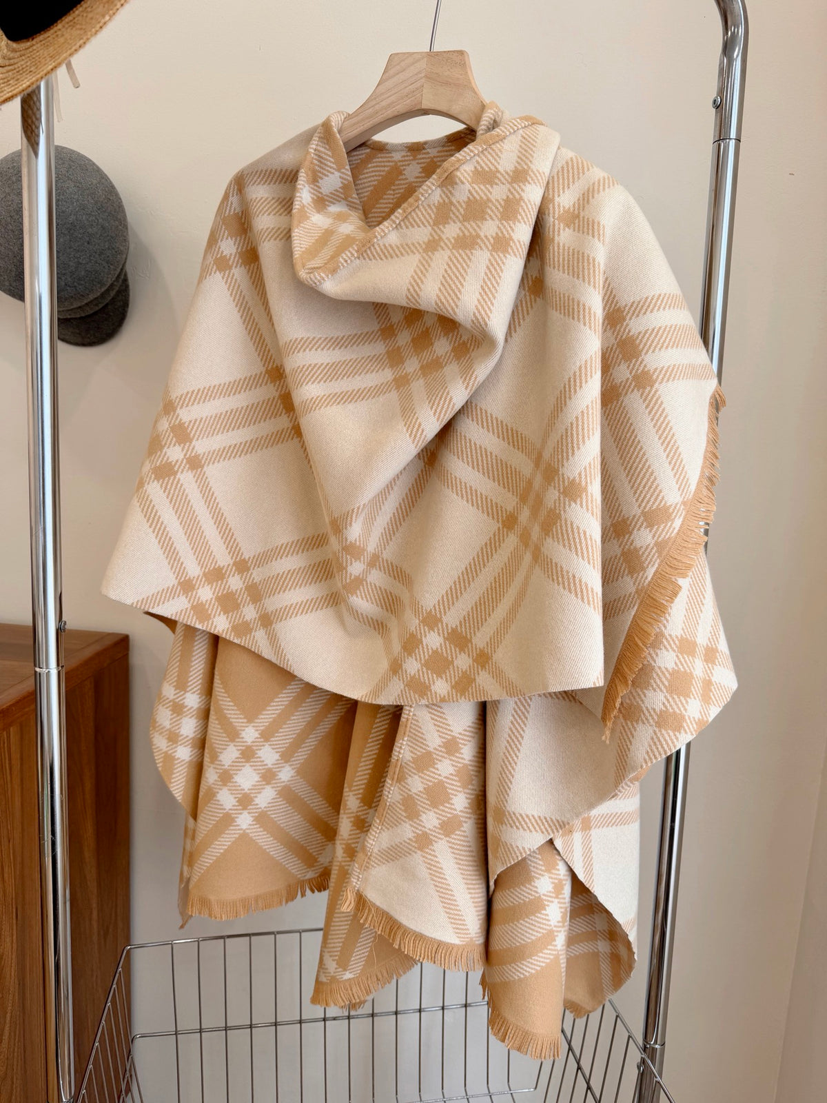 W1R86R47 Fashion cape