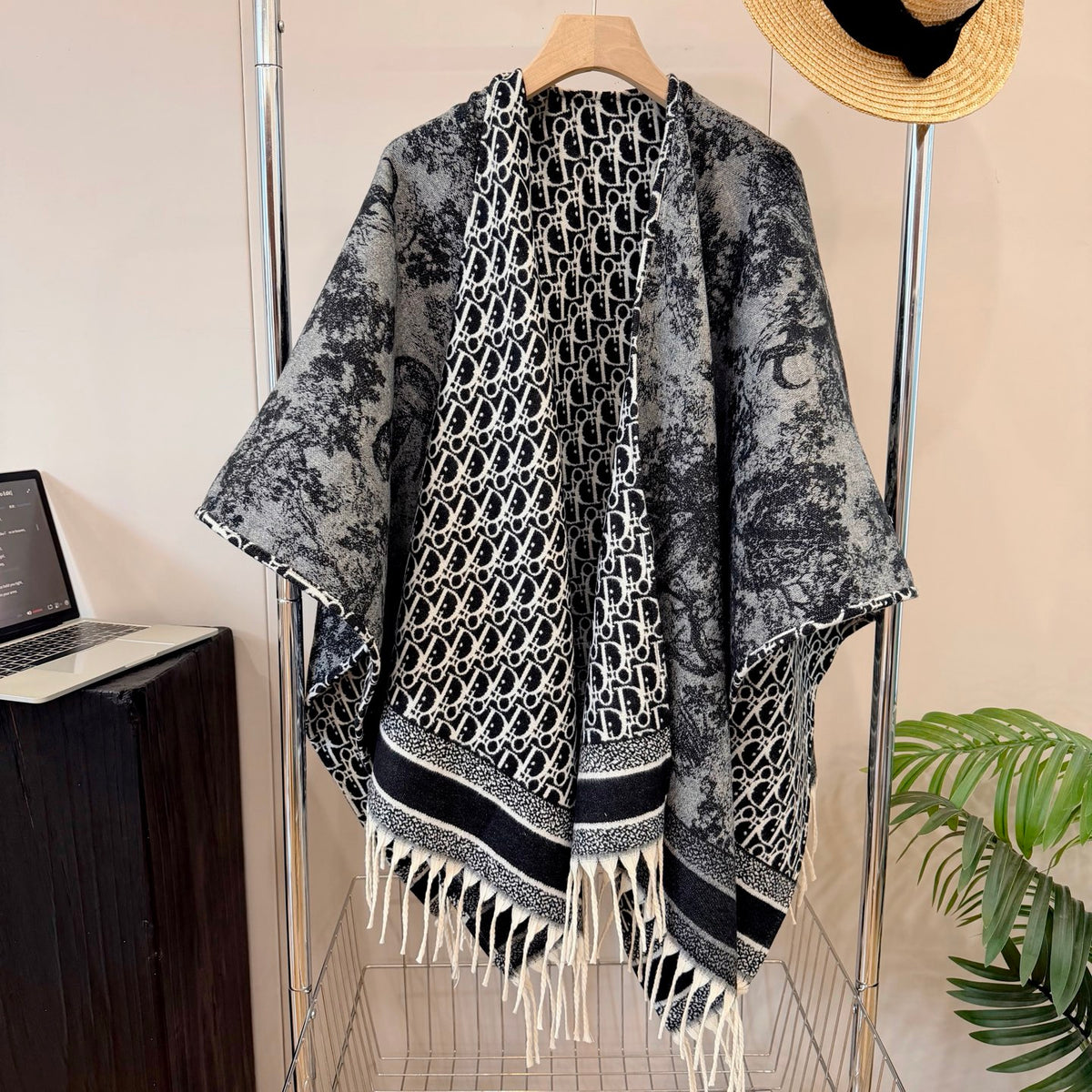W1R86D65 Fashion cape