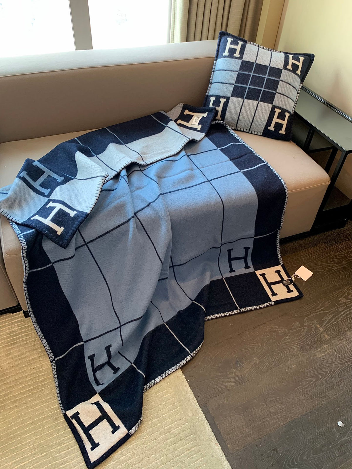 W1R86H105 Popular blankets, throw pillow