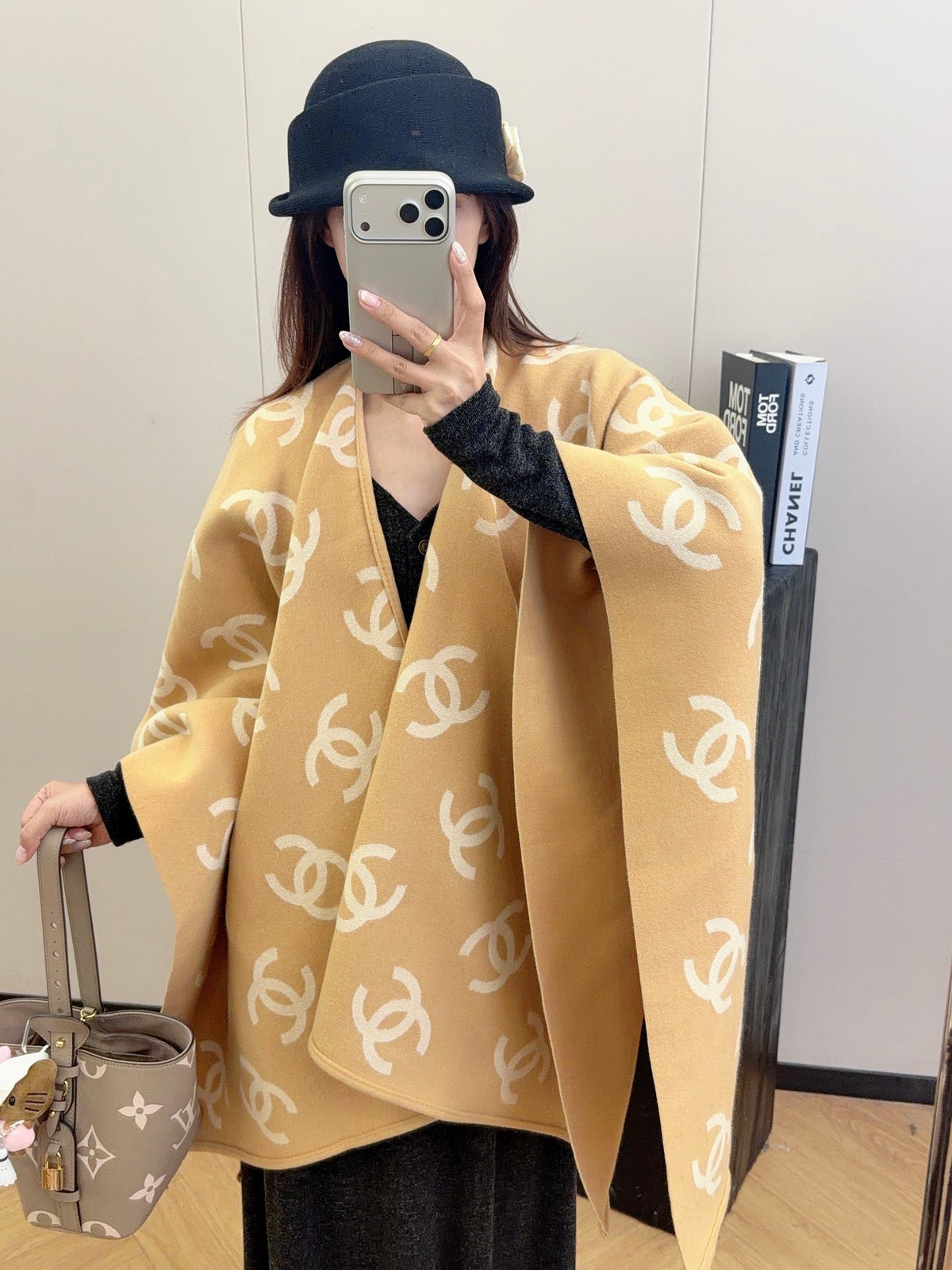 W1R86C60 Fashion cape