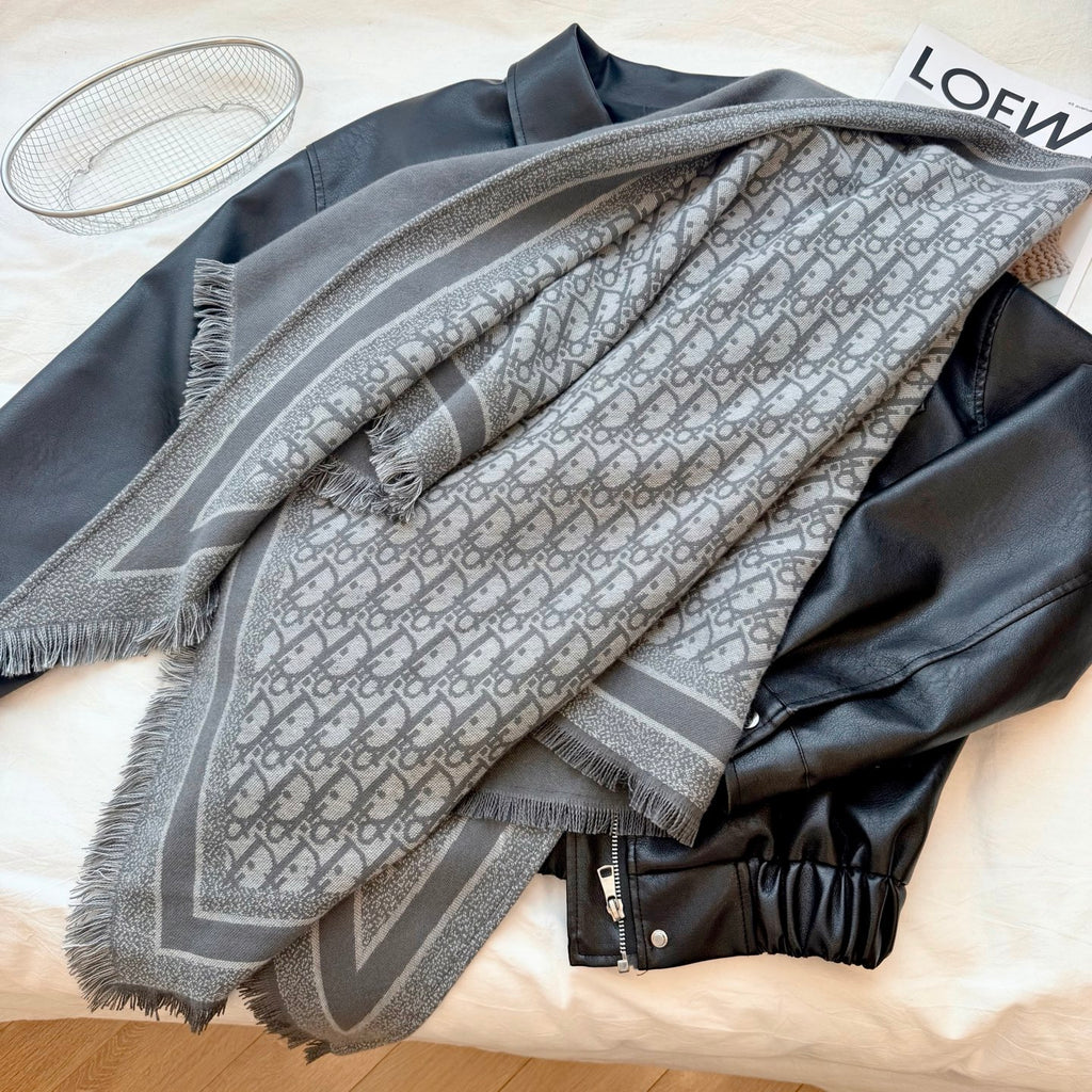 W1R86D101 Popular Triangular shawl