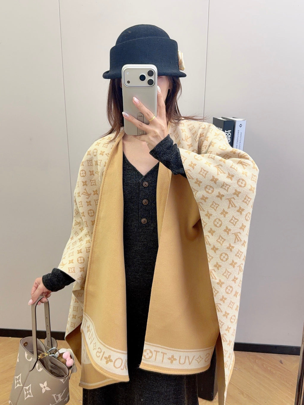 W1R86E63 Fashion cape