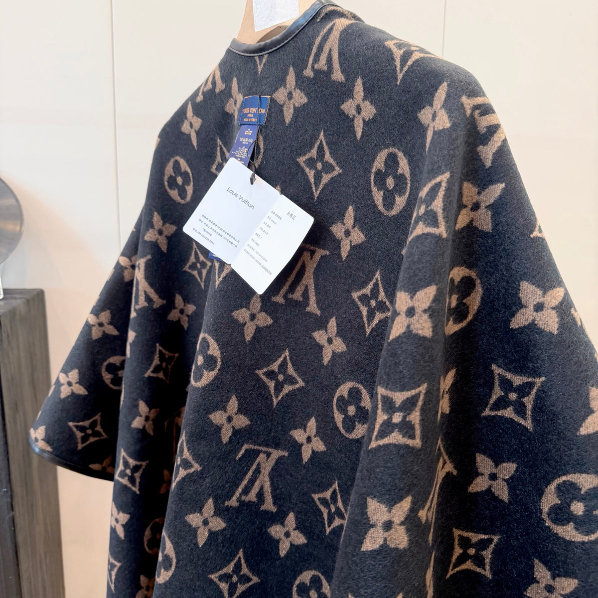 W1R86E76 Fashion cape