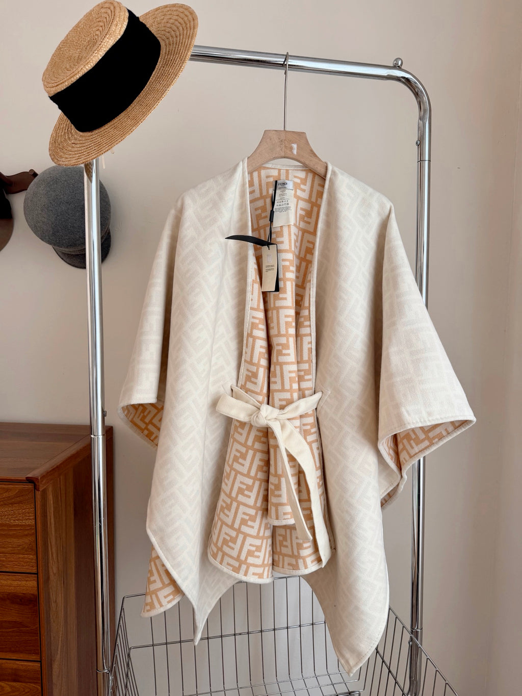 W1R86F43 Fashion cape