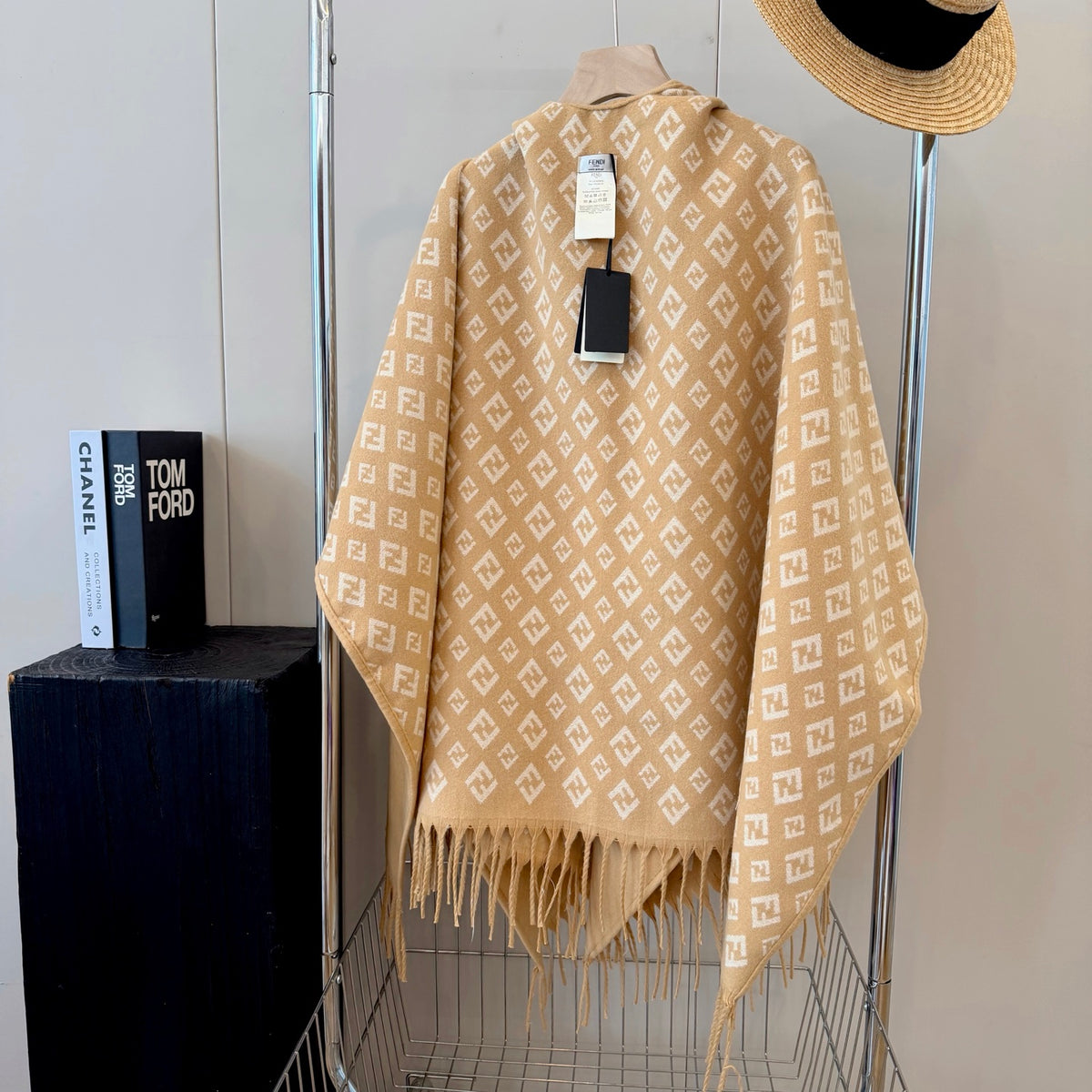 W1R86F59 Fashion cape