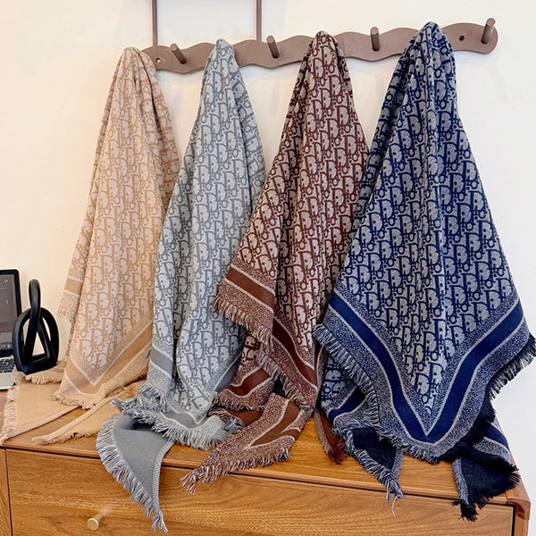W1R86D101 Popular Triangular shawl