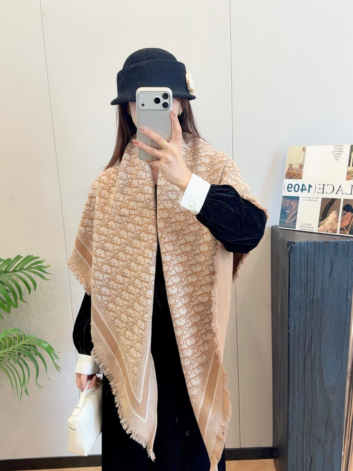 W1R86D101 Popular Triangular shawl
