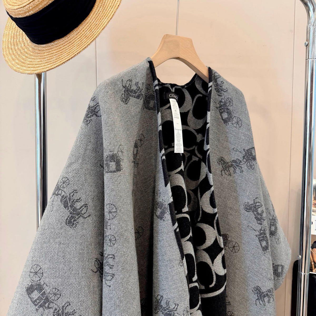 W1R106A28 Fashion cape