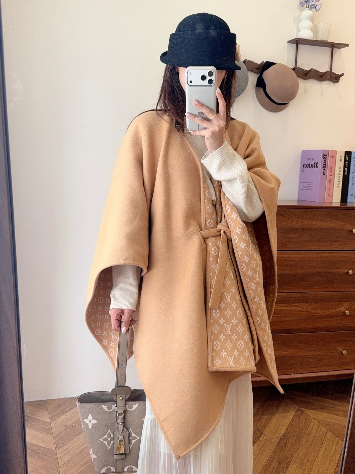 W1R86V45 Fashion cape