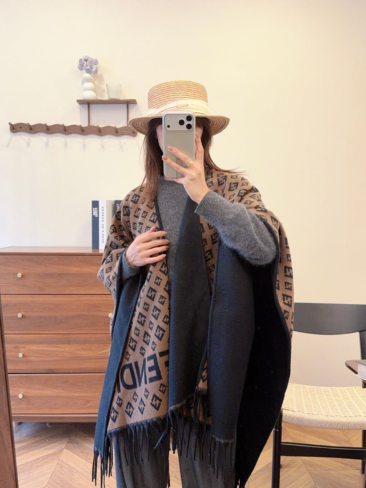 W1R86F79 Fashion cape