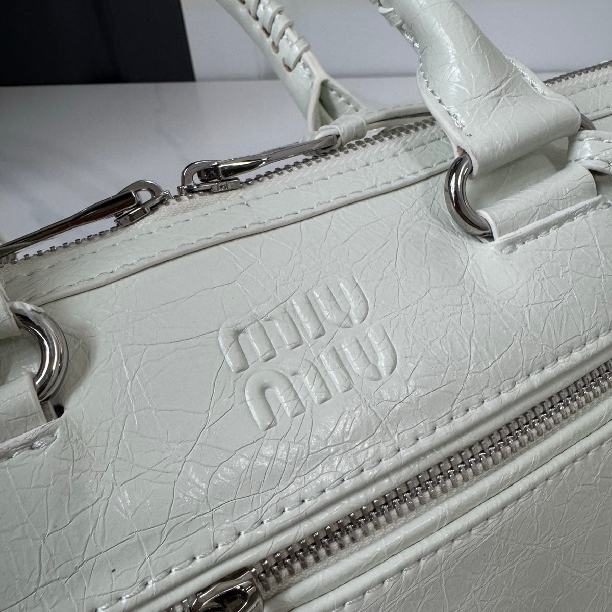B1R76A21 Popular leather bag