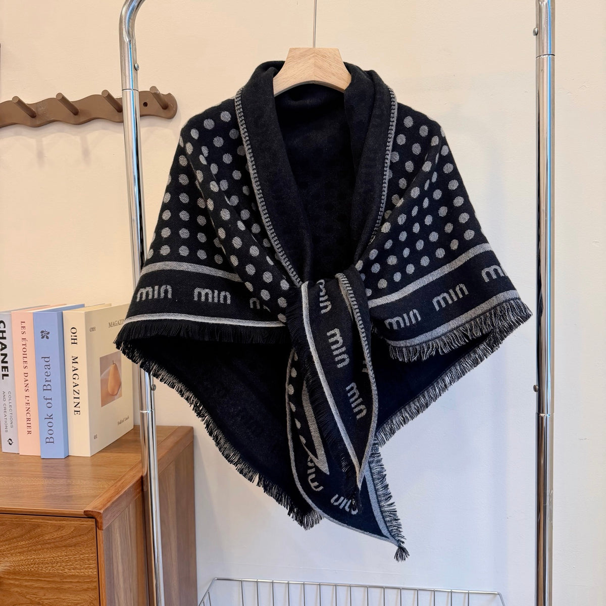 W1R86A100 Fashion Triangular shawl