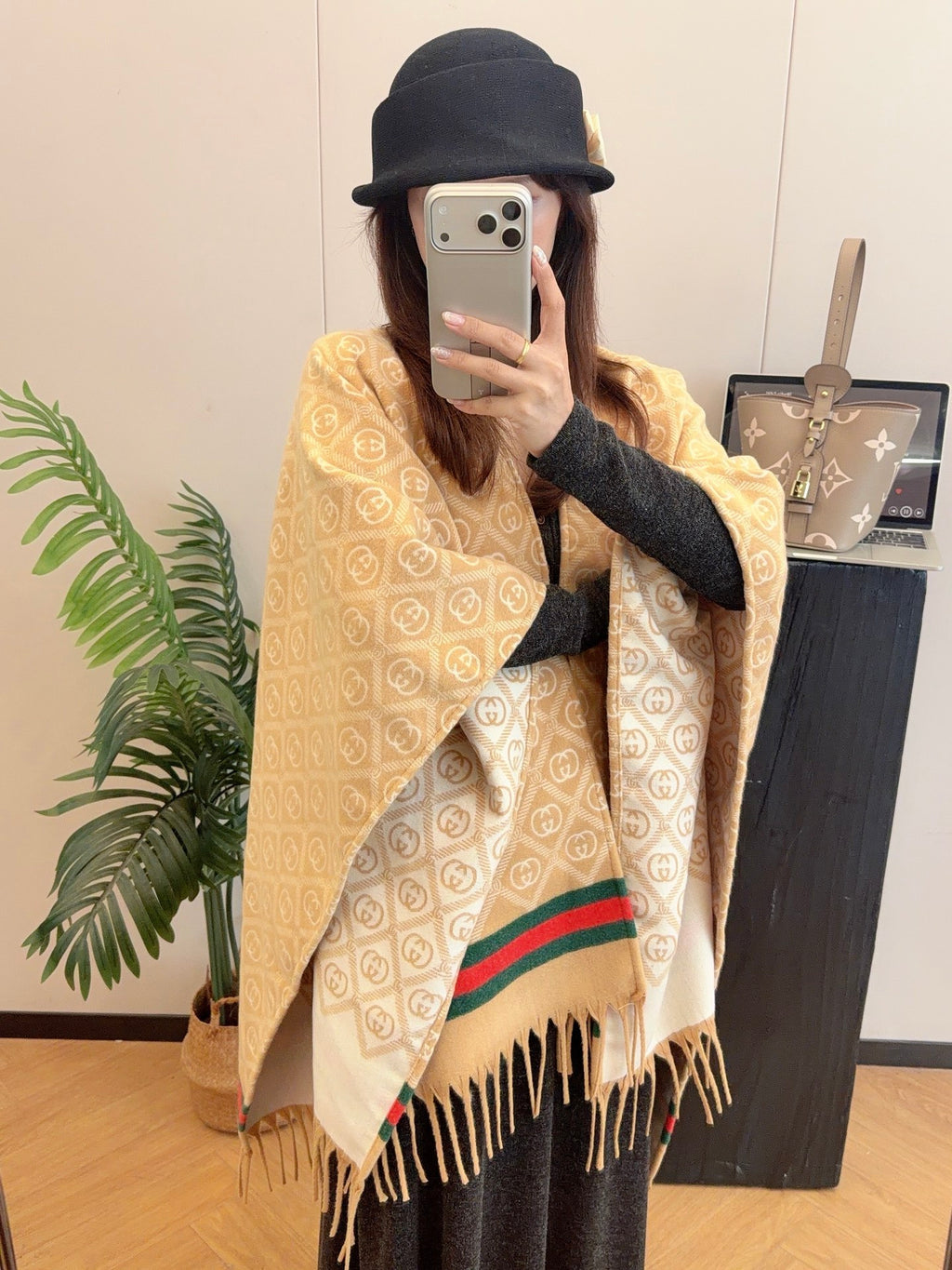 W1R86B41 Fashion cape