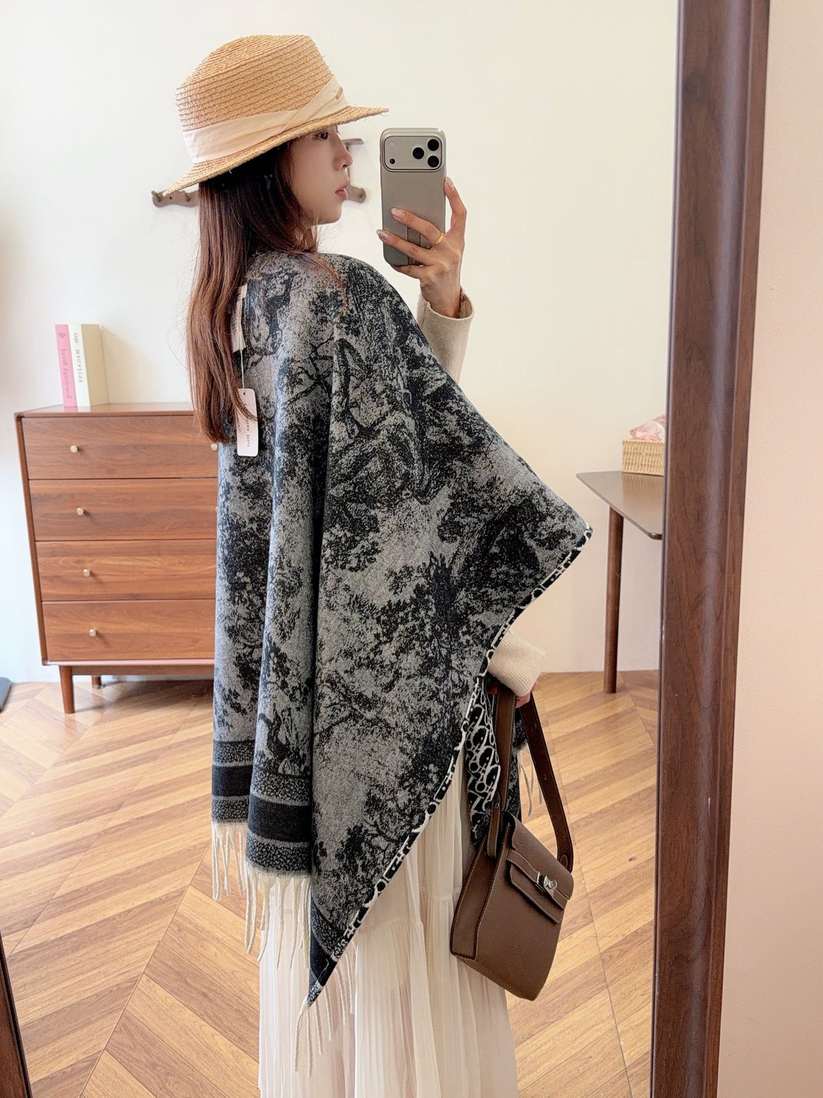 W1R86D65 Fashion cape