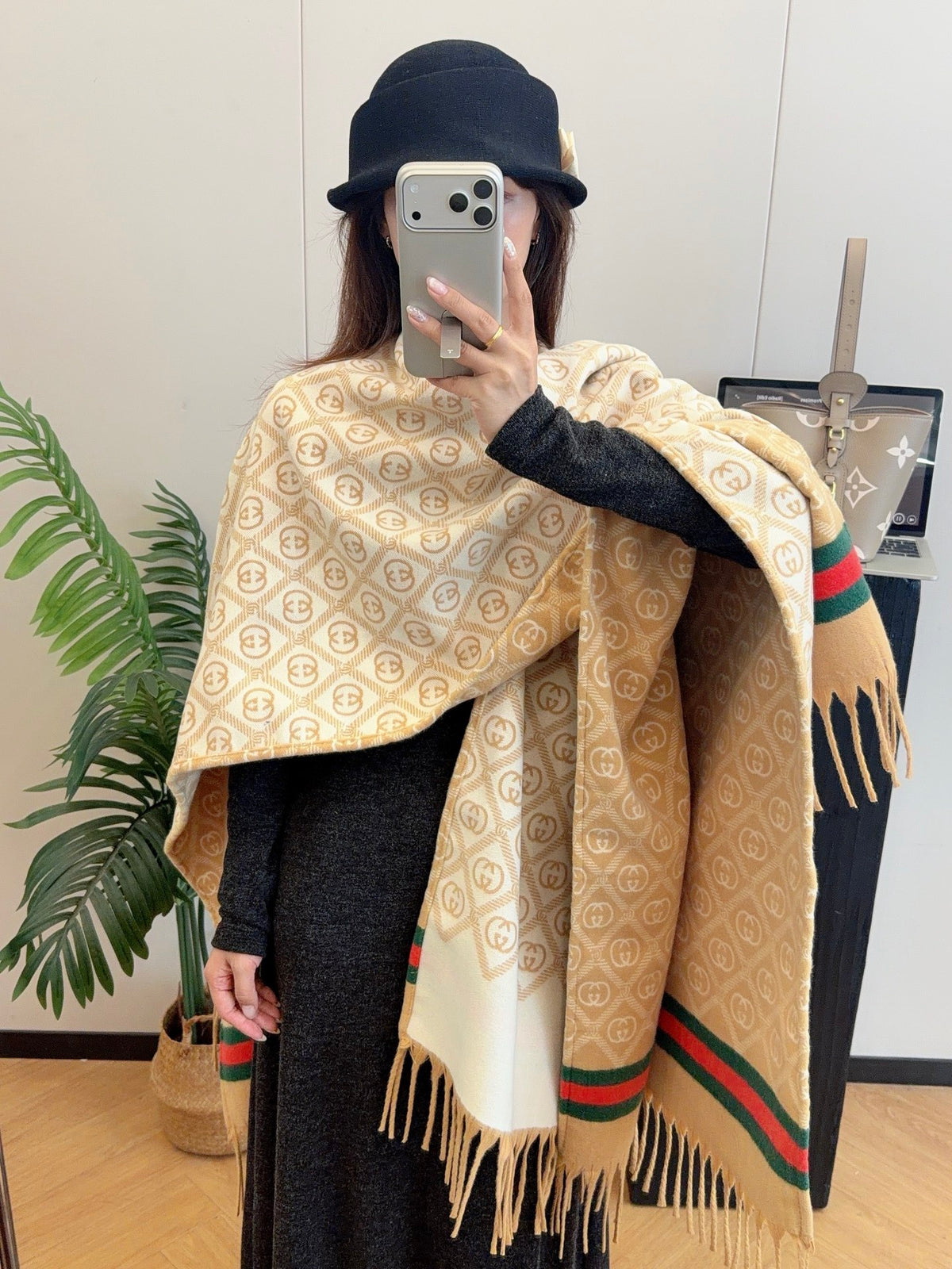 W1R86B41 Fashion cape