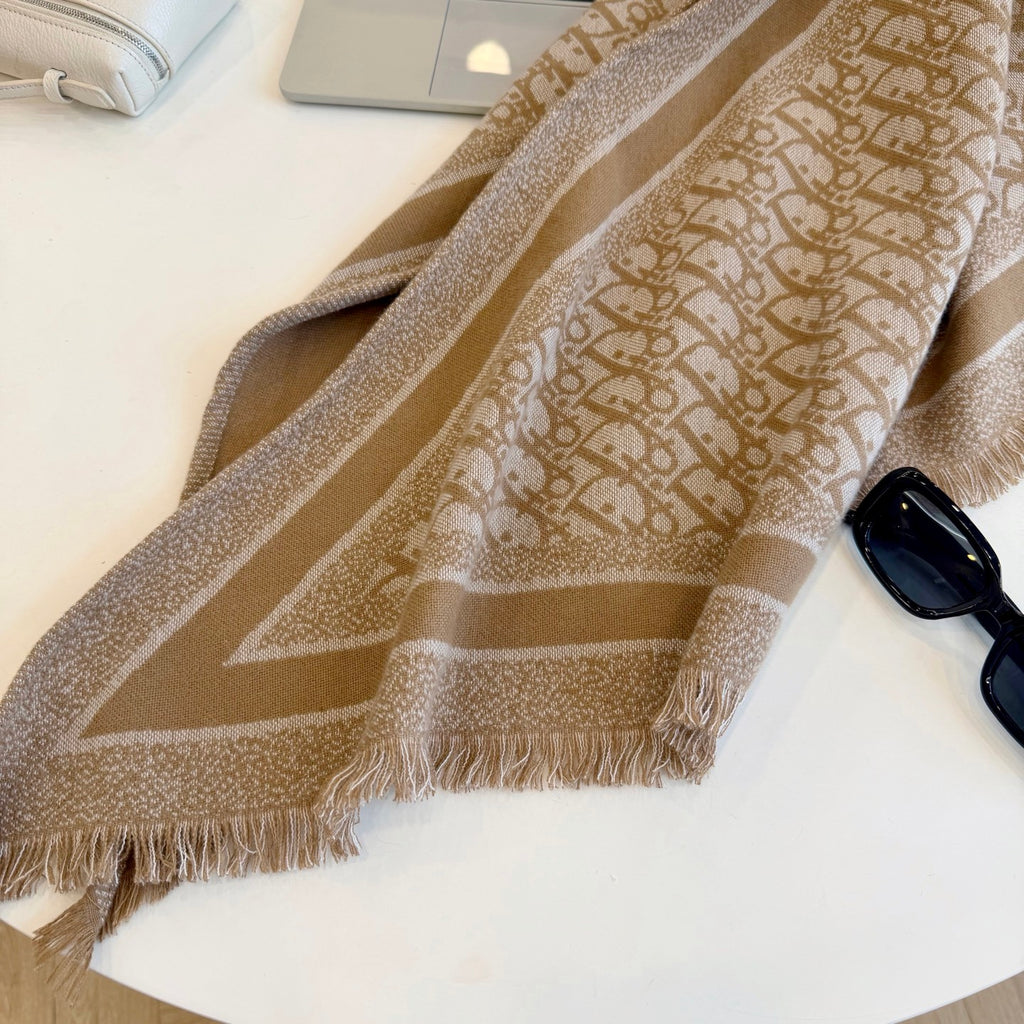 W1R86D101 Fashion Triangular shawl