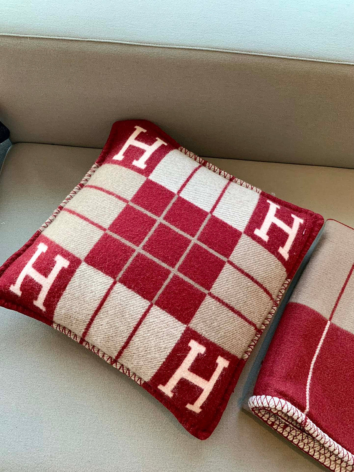 W1R86H105 Fashion blankets, throw pillow