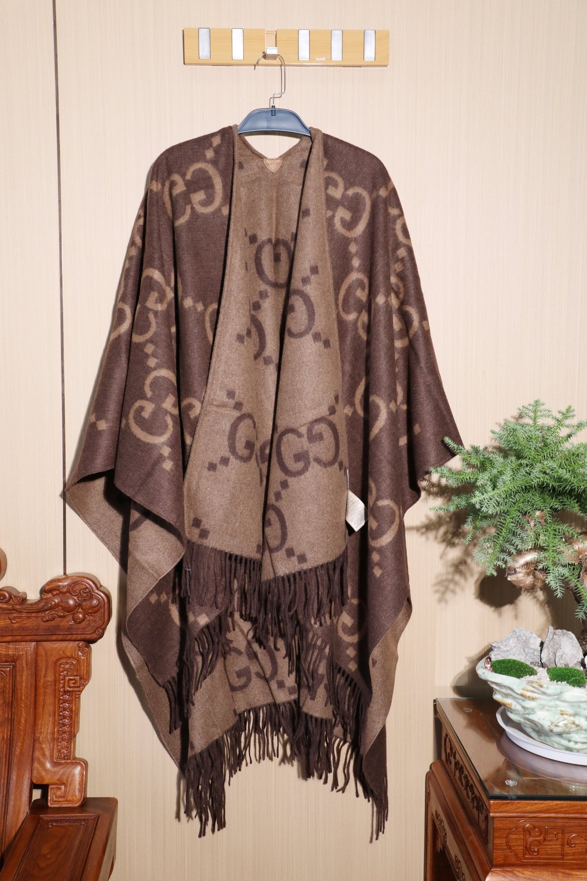 W1R106B26 Fashion cape
