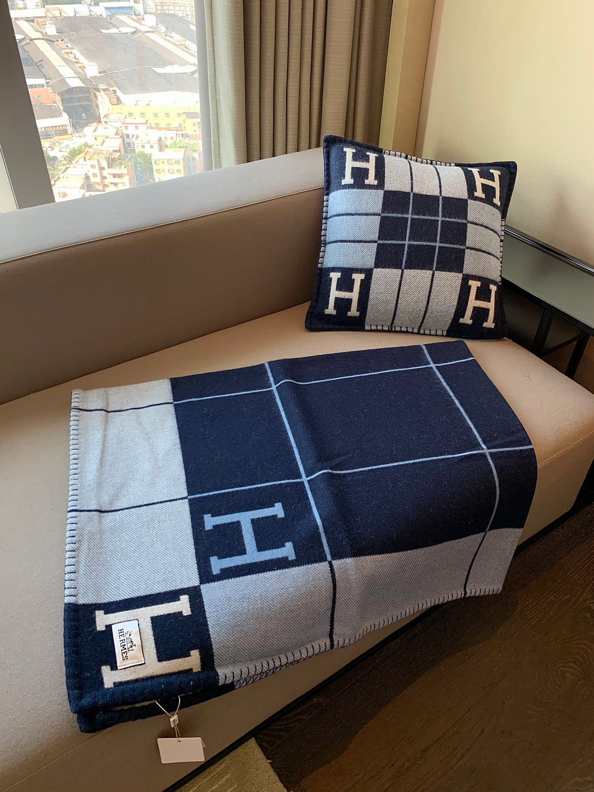 W1R86H105 Popular blankets, throw pillow