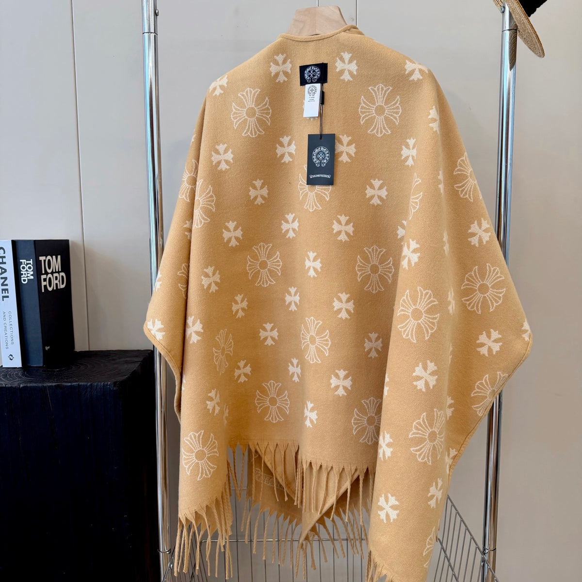 W1R86A57 Fashion cape