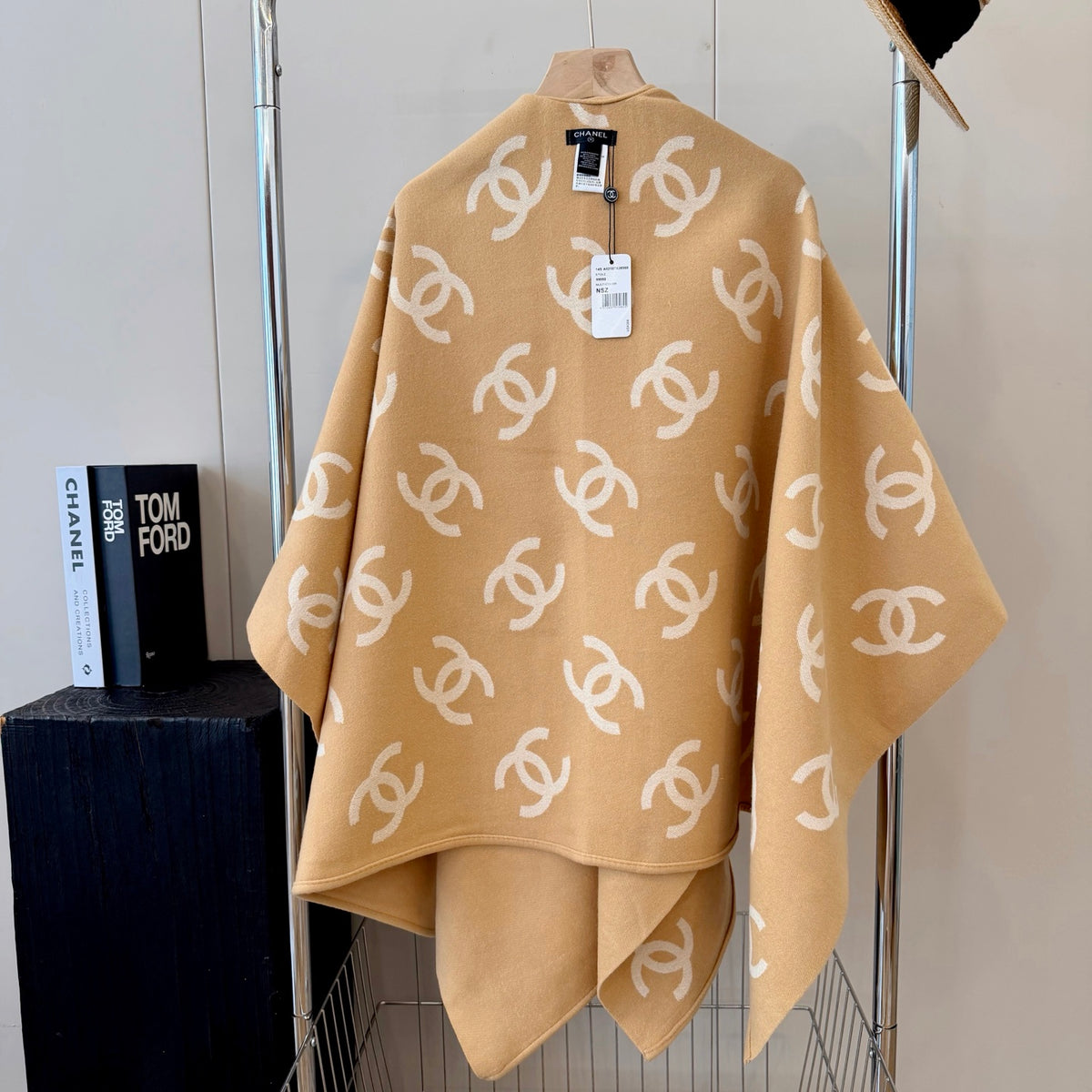 W1R86C60 Fashion cape