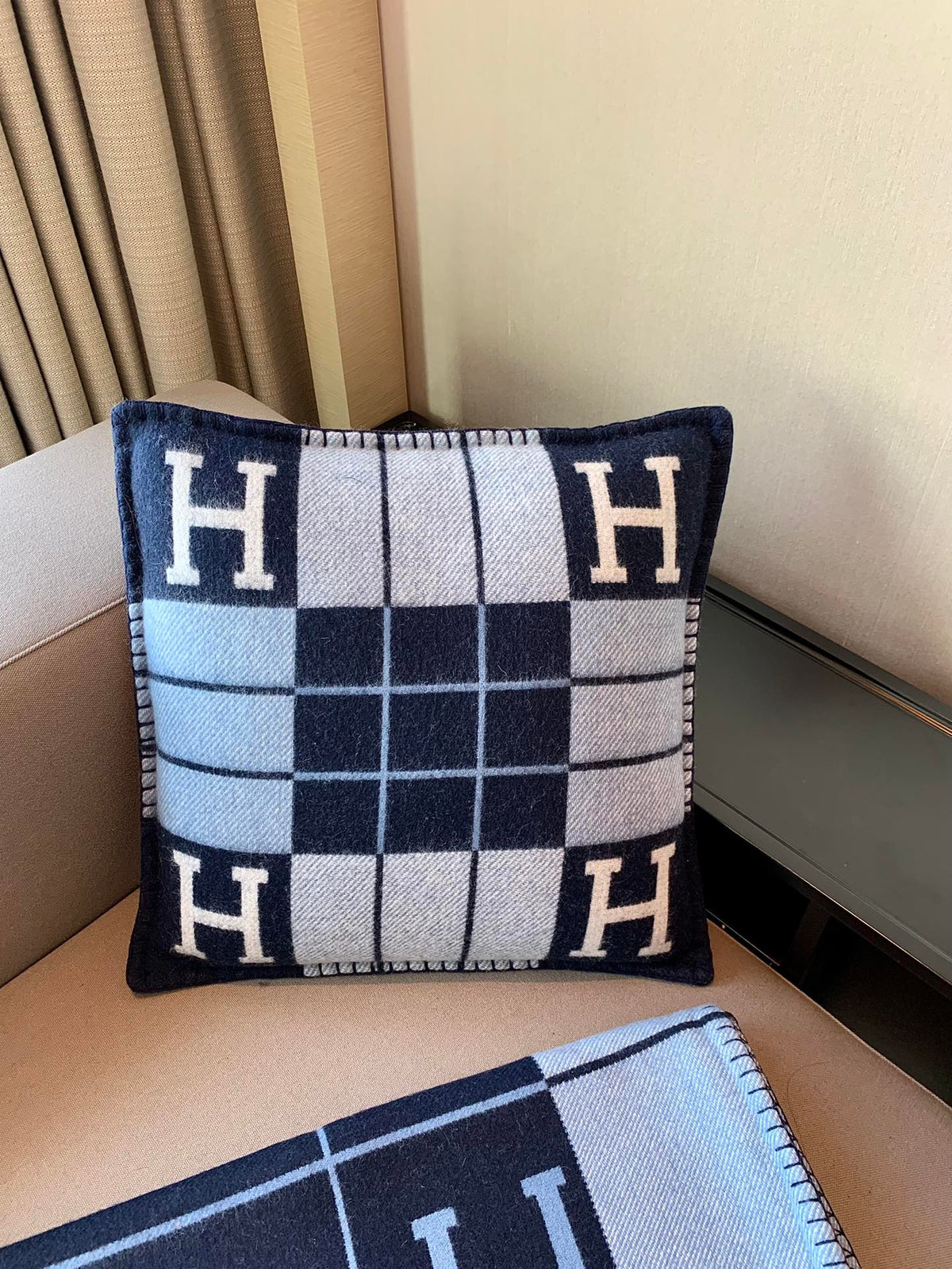 W1R86H105 Fashion blankets, throw pillow