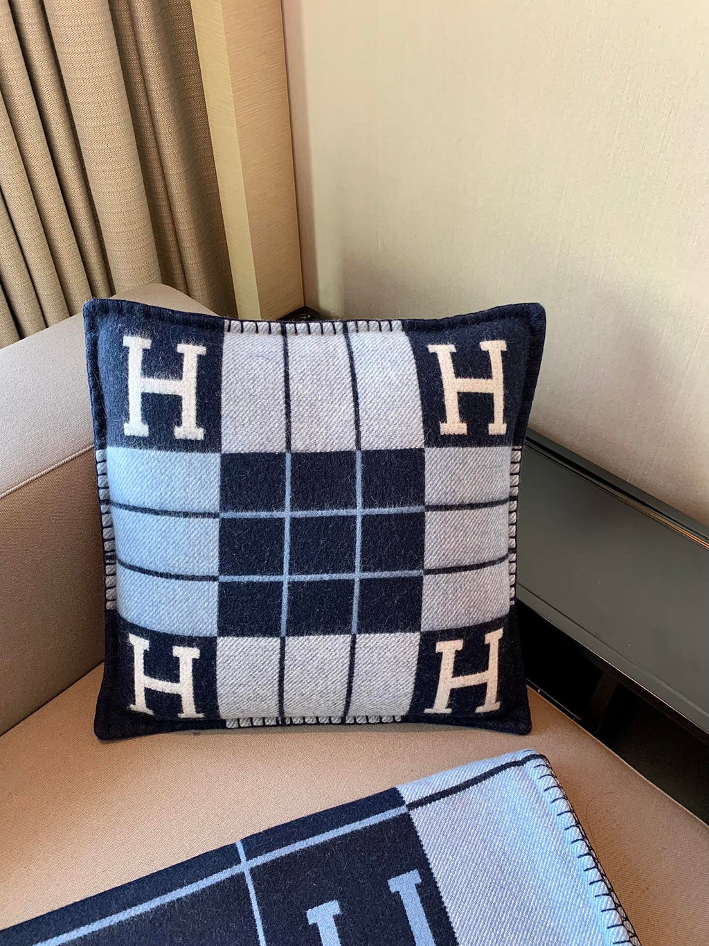 W1R86H105 Popular blankets, throw pillow