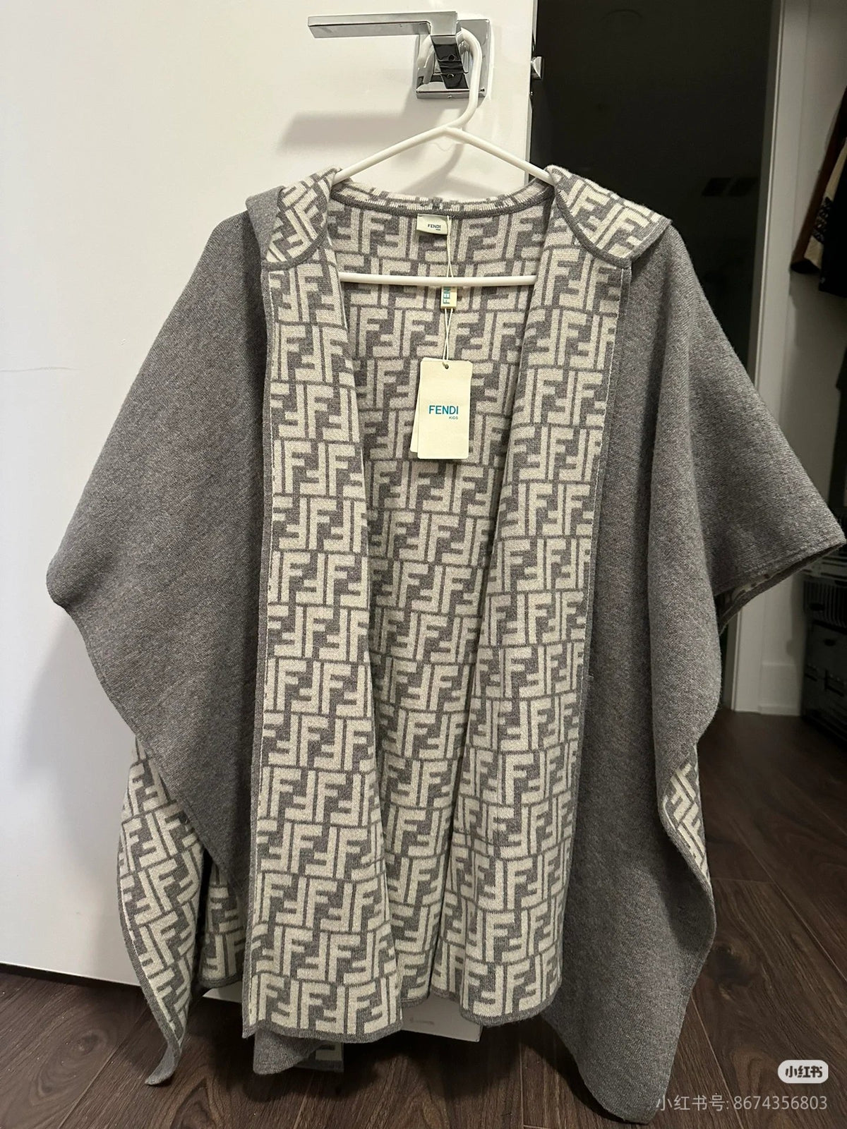 W1R86F15 Popular cape