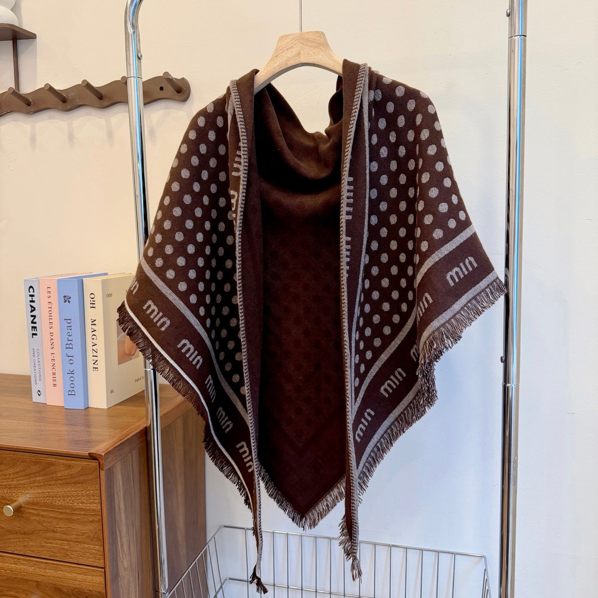 W1R86A100 Fashion Triangular shawl