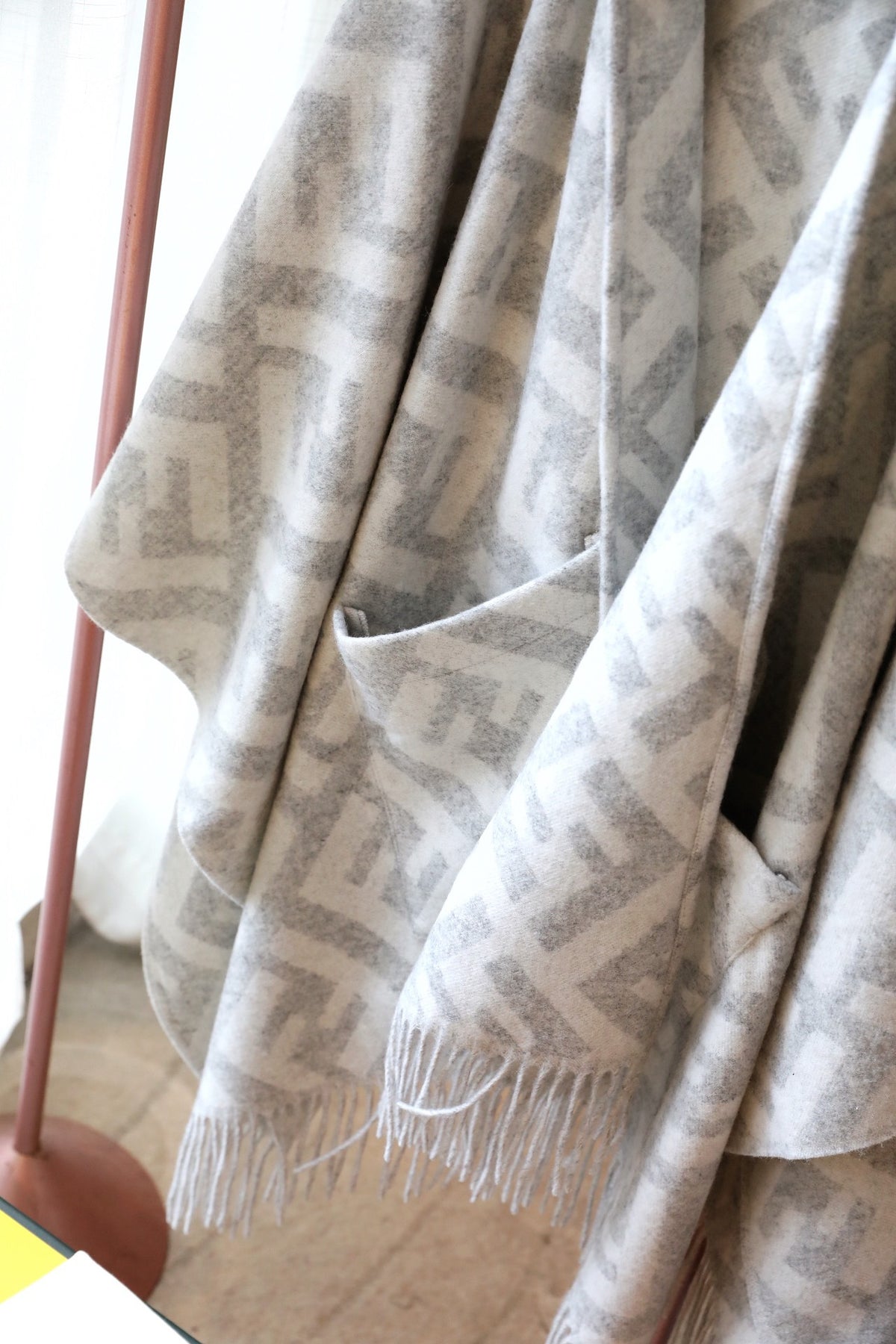W1R106F15 Fashion cape