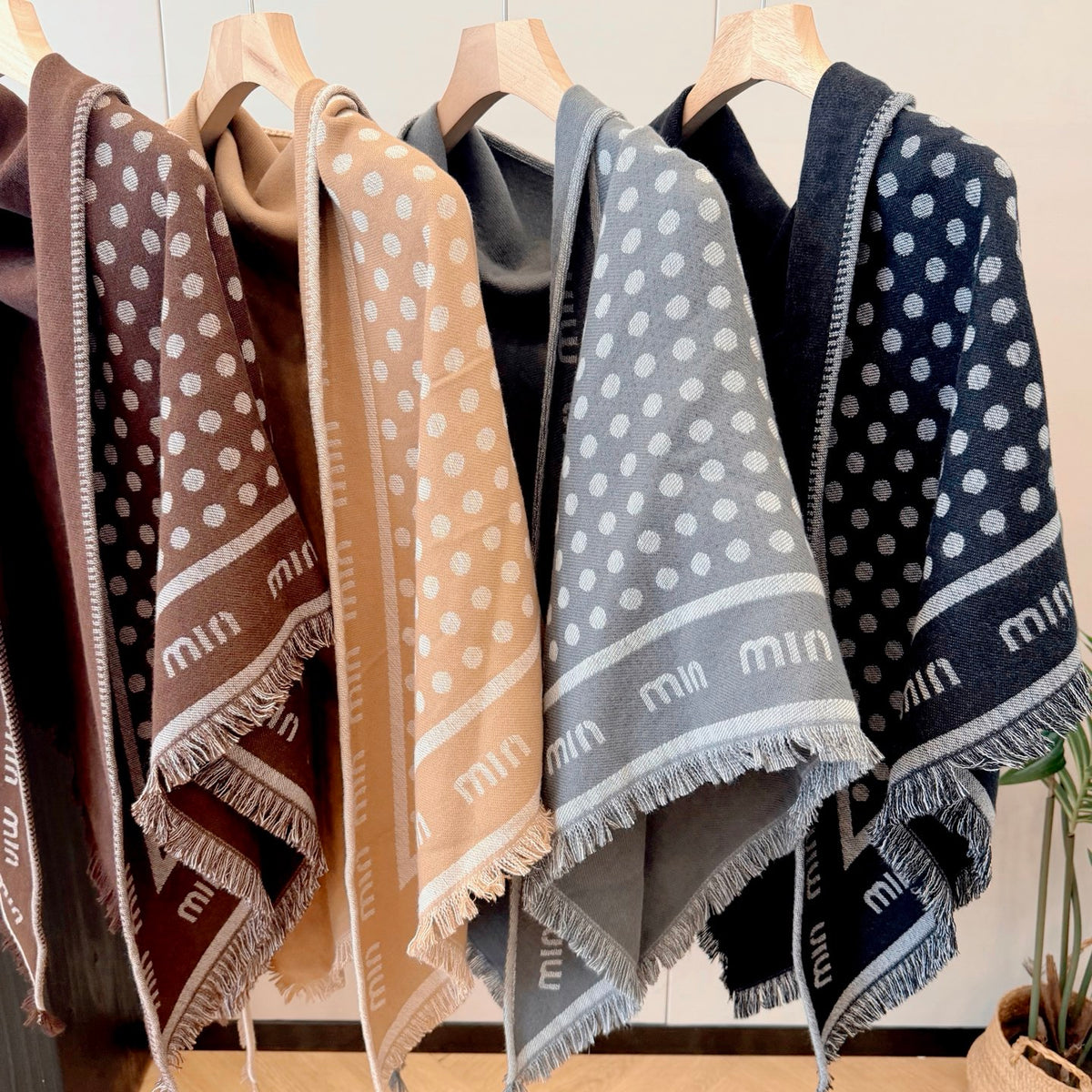 W1R86A100 Fashion Triangular shawl