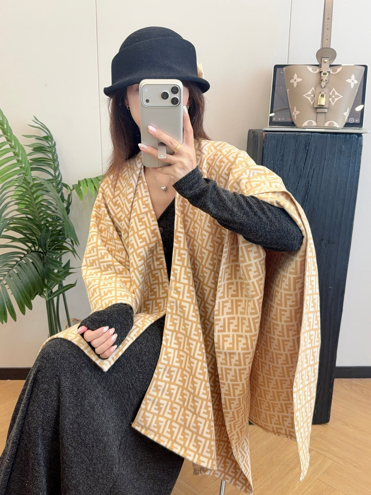 W1R86F42 Fashion cape
