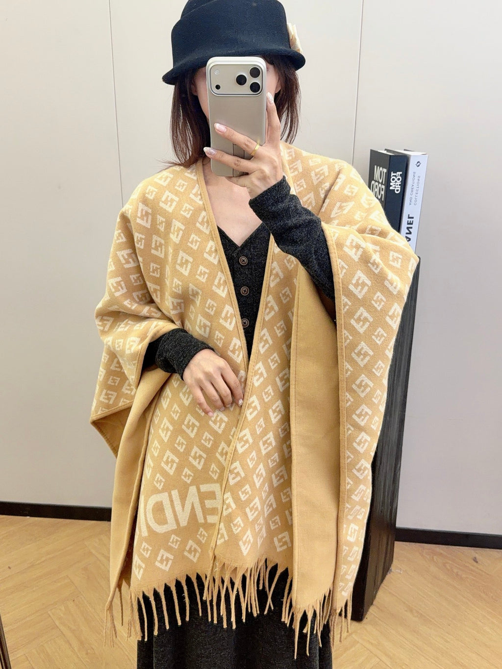 W1R86F59 Fashion cape