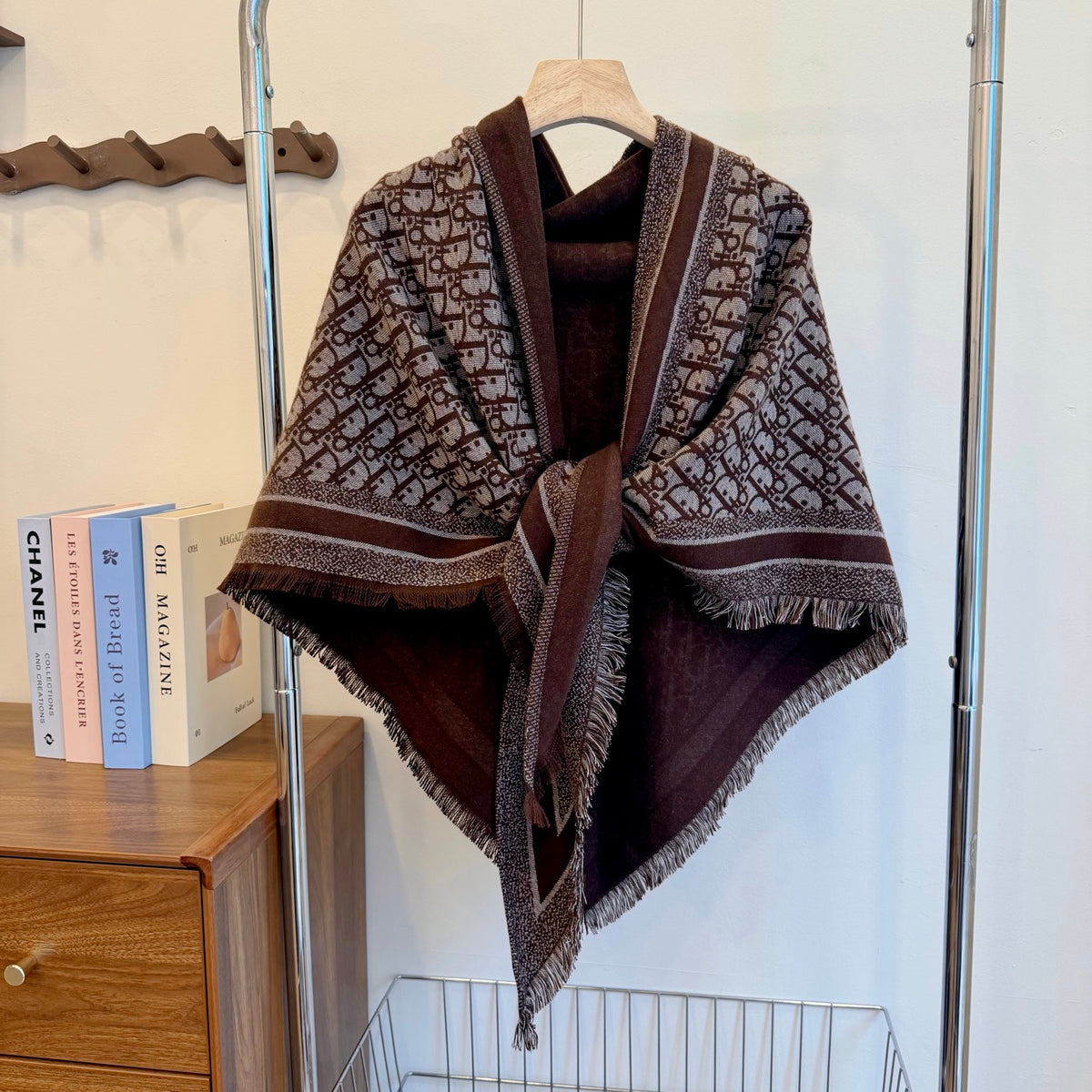 W1R86D101 Popular Triangular shawl