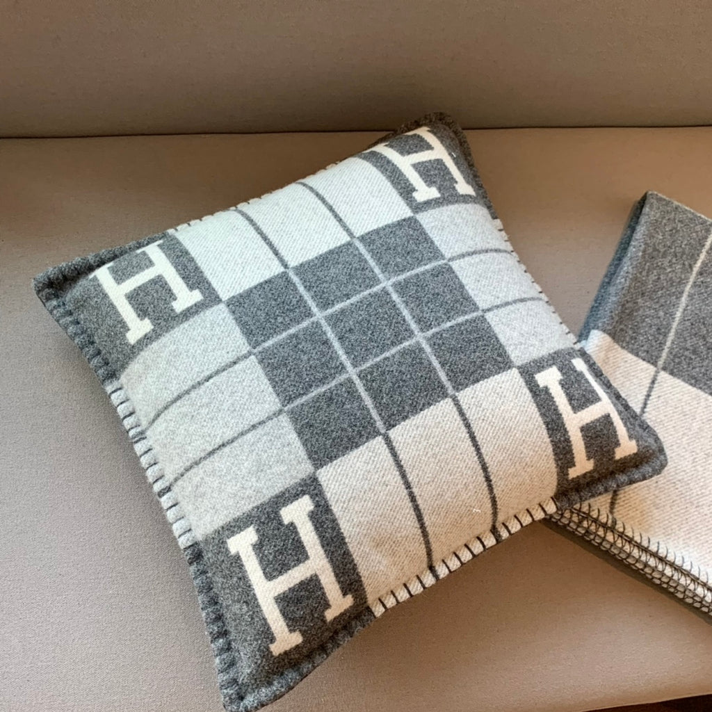 W1R86H105 Fashion blankets, throw pillow