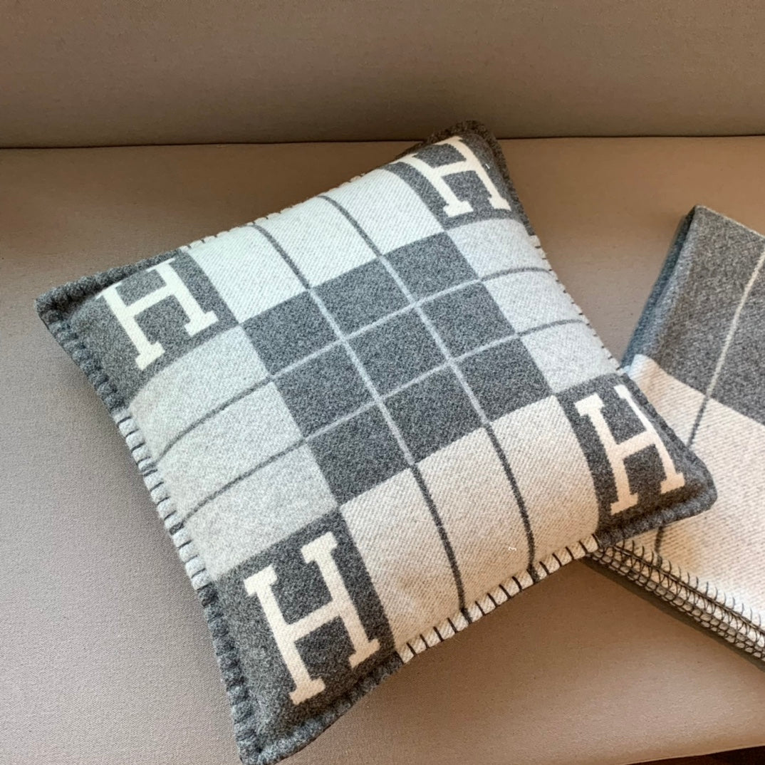 W1R86H105 Popular blankets, throw pillow